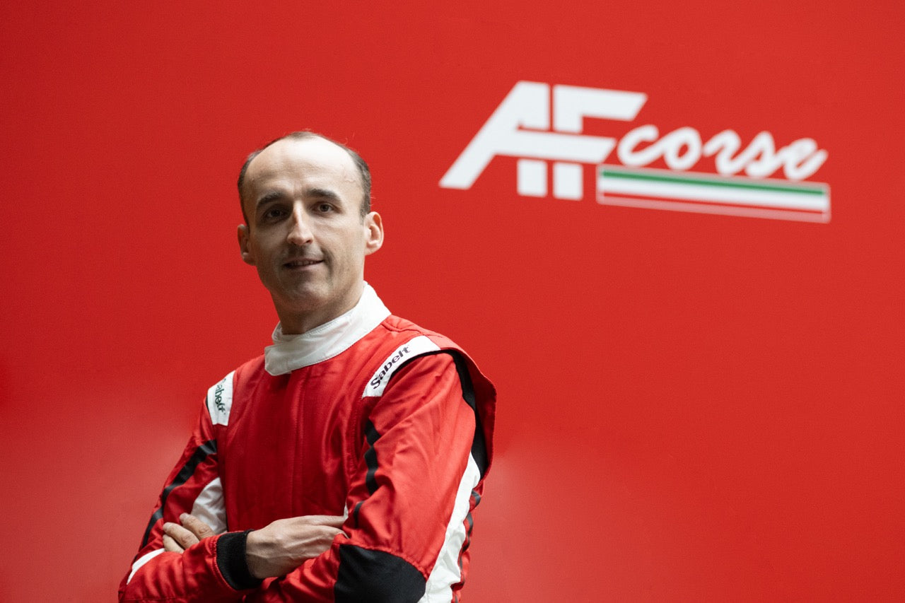 Robert Kubiva davanti al logo AF Corse
